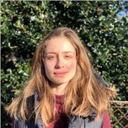 Estudante de segundo ano de Mestra de Educación Primaria imparte clases económicas para nenas e nenos de Educación Primaria